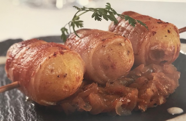 Petites Pommes de terre en chemise de poitrine fumée farcies au foie gras